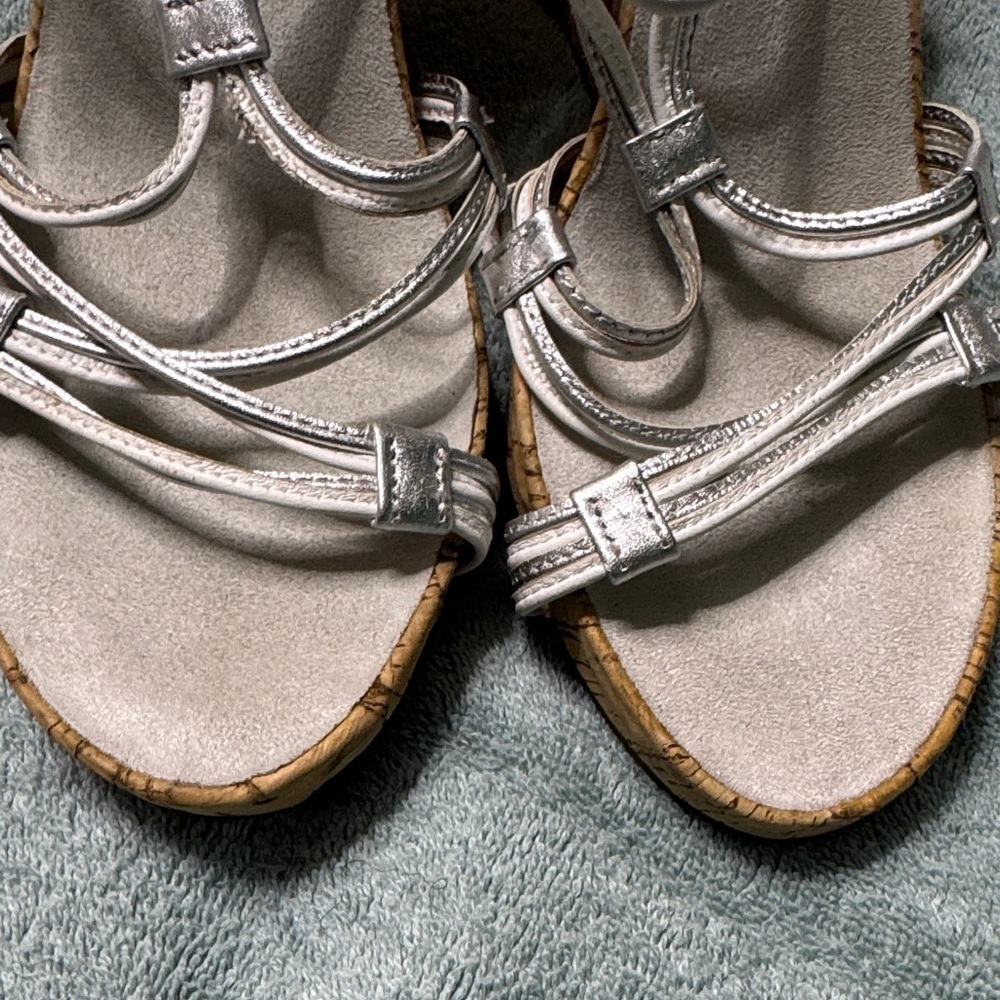 AEROSOLES Women's Metallic Strappy Sandals CUTE and COMFY - Picture 5 of 8